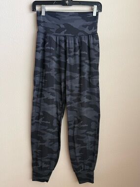 Athleta  Salutation Camo Joggers Black and Grey SZ Small
